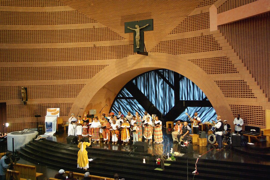 La Cathedrale de la Resurrection a Evry - vini chante nwel - 11.jpg